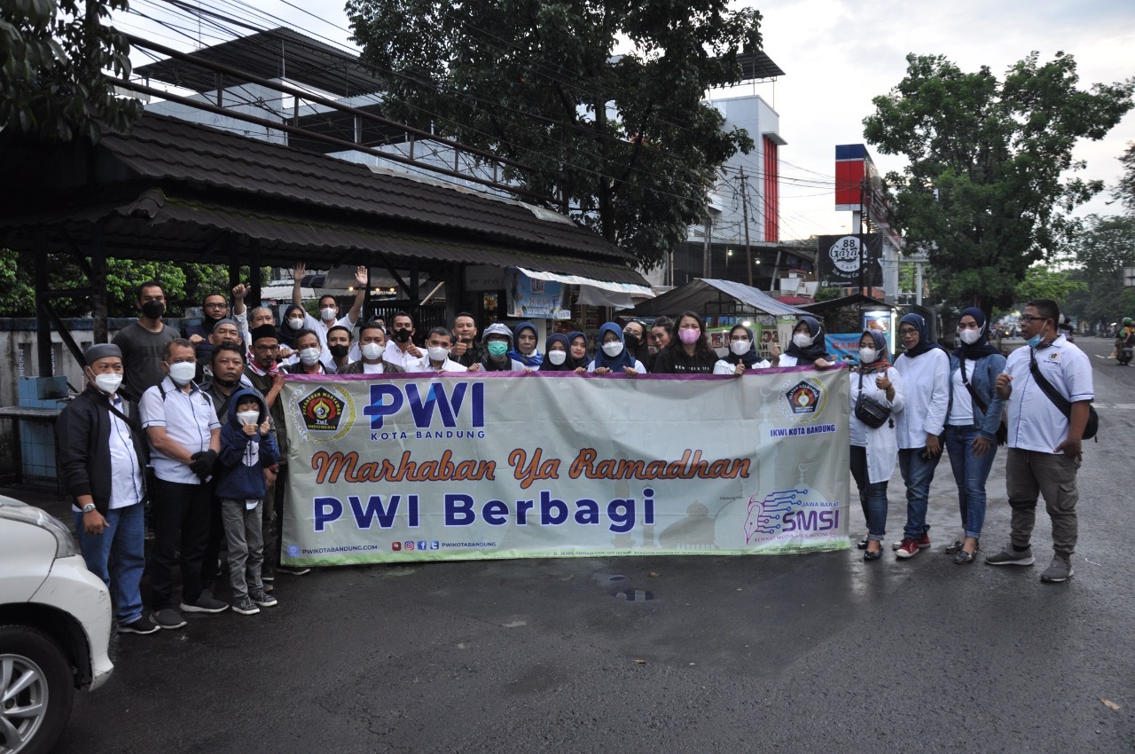 Pwi Kota Bandung Kembali Bagikan Paket Makanan Buka Puasa Jabar News