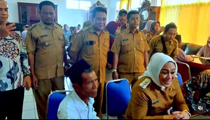 Pemkab Karawang Kembali Salurkan Bantuan Bagi Guru Ngaji Hingga Marbot