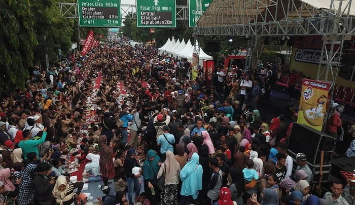 Masyarakat Kota Cirebon saat memeriahkan festival makan nasi lengko di Jalan Siliwangi, Kota Cirebon, Sabtu (15/9/2018). Foto: One/Jabar News