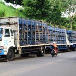 Armada truk industri Air Minum Dalam Kemasan (AMDK) di sepanjang jalur SukabumiJakarta. (Istimewa)