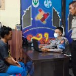 Petugas Kepolisian Unit Gakkum Satlantas Polres Purwakarta saat melakukan pemeriksaan terhadap sopir Bus PO laju Prima. (Foto: Gin/Jabarnews)