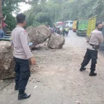 Longsoran bebatuan di Cadas Pangeran Sumedang