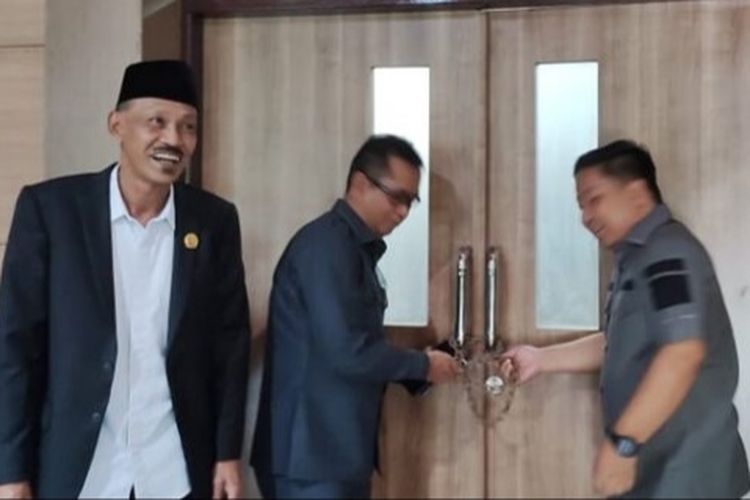 Kesal Anggota DPRD Banjar Malas Rapat, Pimpinan Segel Ruang Paripurna ...