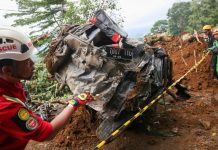 Tim gabungan melakukan evakuasi korban gempa Cianjur