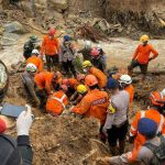 Proses evakuasi korban longsor akibat gempa Cianjur.