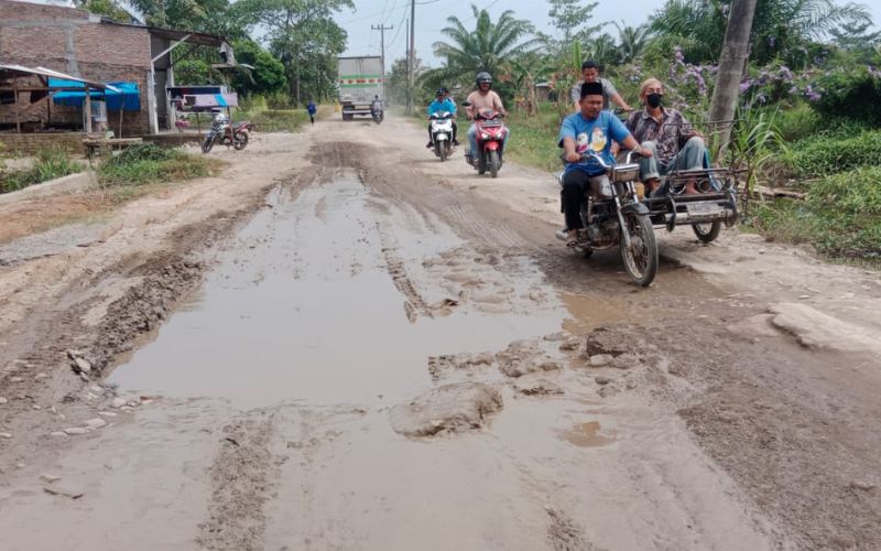 Warga Serdang Bedagai Keluhkan Jalan Provinsi Yang Rusak Parah | Jabar News