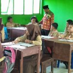 Guru madrasah sedang menjalankan tugas mengajar