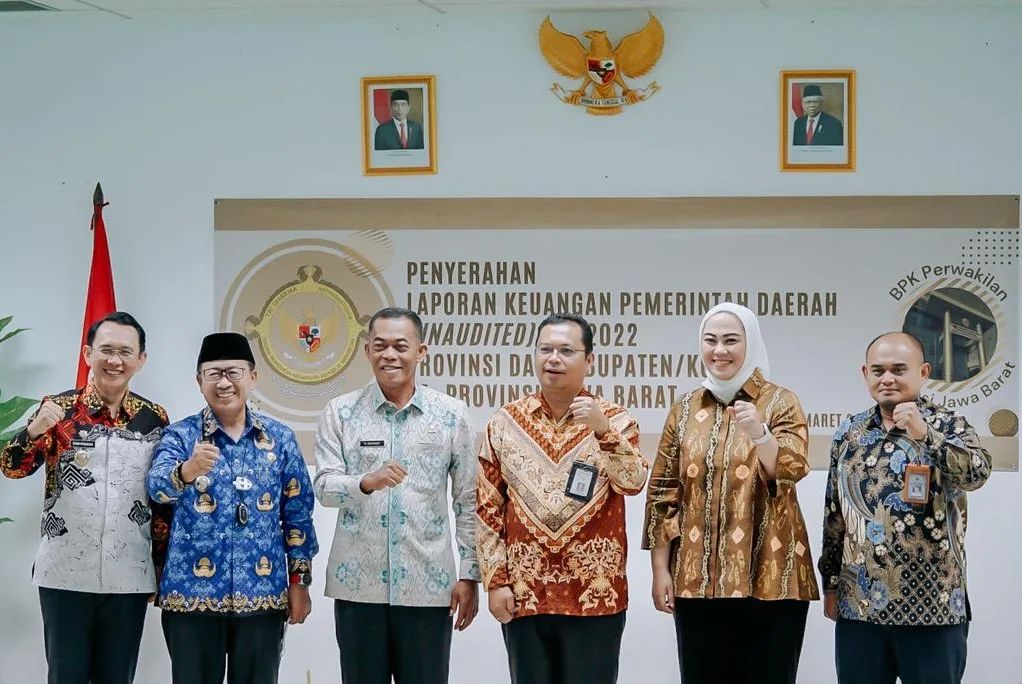 Empat Bupati Serahkan Laporan Keuangan Tim Bpk Jabar Mulai Turun