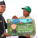 Bupati Bandung Dadang Supriatna secara simbolis menyerahkan program kartu tani sibedas