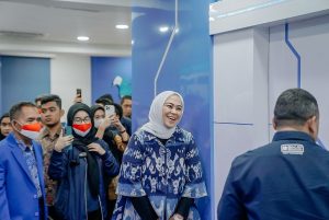 Bupati Karawang Cellica Nurrachadiana di sela-sela penandatanganan MoU