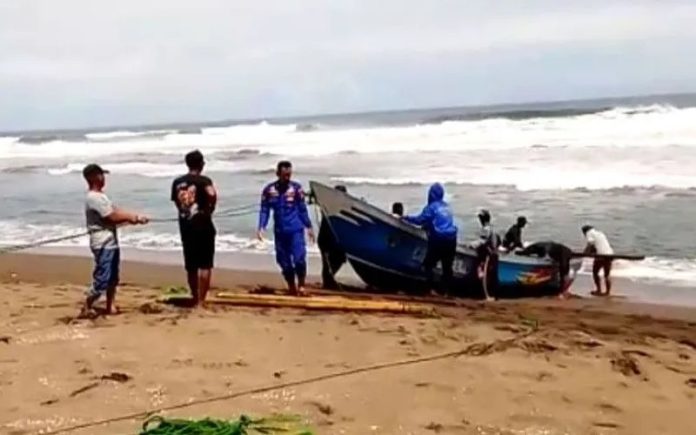 Kapal Nelayan Terdampar di Garut