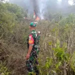 Aparat TNI berjaga di sekitar jatuhnya helikopter di kawasan perkembunan teh Ciwidey Bandung