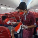 Pramugari maskapai Lion Air melayani penumpang