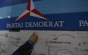 Aksi stempel darah kader dan pengurus Partai Demokrat