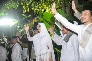 Bupati Purwakarta Anne Ratna Mustika melepas jemaah calon haji