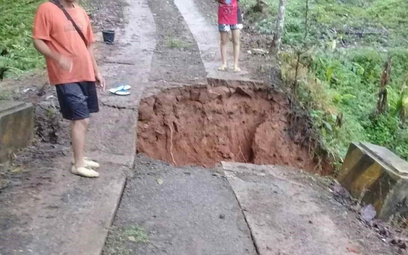 Diguyur Hujan Deras Jembatan Penghubung Antar Desa Di Pangandaran