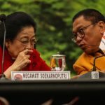 Megawati Soekarnoputri berbincang dengan Ketua Umum Partai Hanura Oesman Sapta Odang--