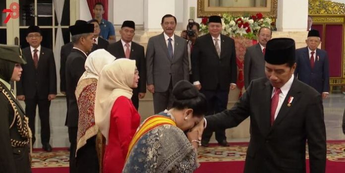 Presiden Jokowi menyerahkan tanda kehormatan kepada sejumlah tokoh.