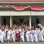 RW Urip selaku Duta Merah Putih mengunjungi perguruan karate yang sedang berlatih di Gedung Keresidenan