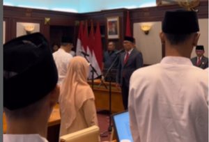 Ridwan Kamil menyaksikan langsung mengucapan ikrar setiap kepada NKRI para NII di Gedung Sate