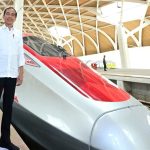 Jokowi melakukan ujicoba kereta cepat (1)