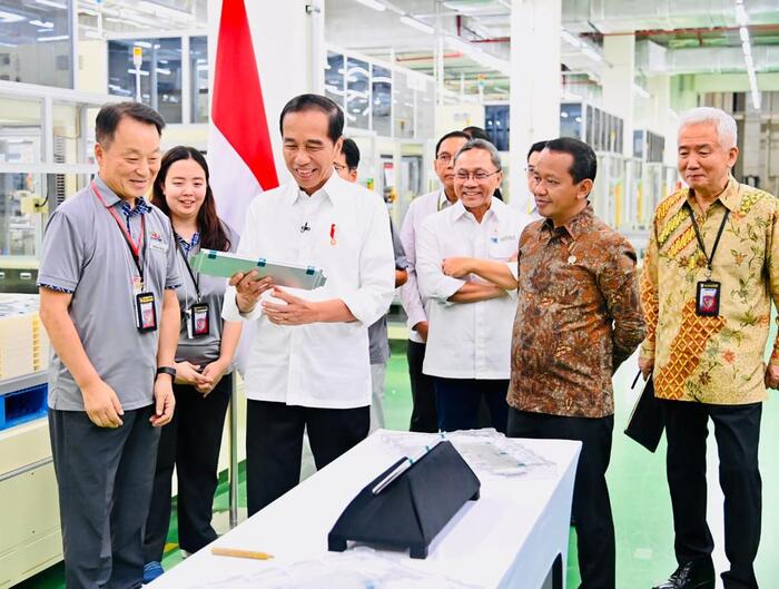 Kunjungi Pabrik Baterai Mobil Listrik Di Karawang, Jokowi; Mulai ...