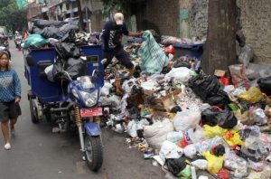 Sampah menumpuk di salah satu titik di Kota Bandung