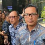 Febri Diansyah usai menjalani pemeriksaan di gedung KPK