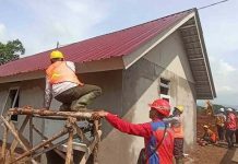 Para pekerja pembangunan rumah tahan gempa di Cianjur (1)