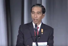 Tangkapan layar Presiden Jokowi sedang berpidato menggunakan bahasa inggris dalam sebuah acara yang diselenggarakan USINDO, US Chamber dan USABC, yang menjadi viral setelah disunting menjadi berpidato menggunakan bahasa mandarin.