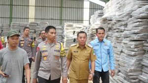 Kapolda Jawa Barat memantau gudang logistik pemilu di KPU Karawang