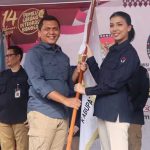 Penyerahan bendera kirab sebagai tanda berakhirnya Kirab Pemilu 2024 di Purwakarta.