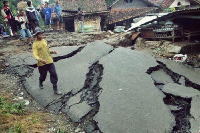 Dampak Pergerakan Tanah Di Desa Pasirbaru Sukabumi, Dua Rumah Rusak ...