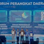 Pemberian penghargaan 'Pelaksanaan Forum Perangkat Daerah Tingkat Provinsi Jawa Barat Tahun 2024'