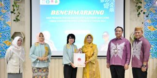 Foto bersama Dekranasda Jabar dan Gorontalo di Gedung Dekranasda Jabar