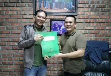 Ketua Desk Pilkada PKB Purwakarta, Alaikassalam, menyerahkan surat rekomendasi dari PKB kepada Calon Bupati Purwakarta Yadi Rusmayadi untuk maju dalam Pilkada Purwakarta 2024