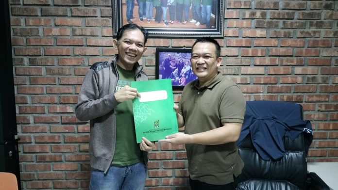 Ketua Desk Pilkada PKB Purwakarta, Alaikassalam, menyerahkan surat rekomendasi dari PKB kepada Calon Bupati Purwakarta Yadi Rusmayadi untuk maju dalam Pilkada Purwakarta 2024
