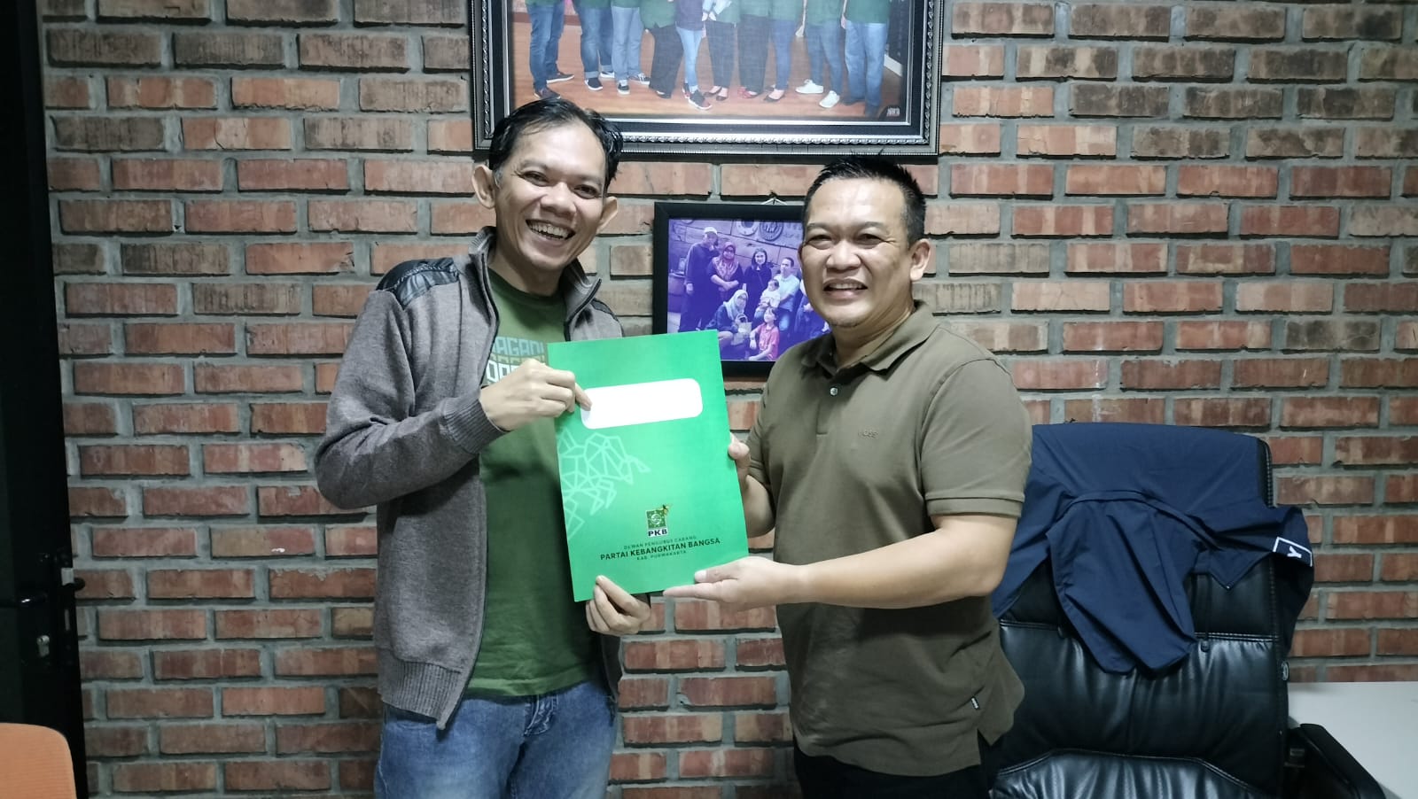 Ketua Desk Pilkada PKB Purwakarta, Alaikassalam, menyerahkan surat rekomendasi dari PKB kepada Calon Bupati Purwakarta Yadi Rusmayadi untuk maju dalam Pilkada Purwakarta 2024