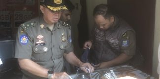 Operasi Penertiban: Satpol PP Bandung Sita Ribuan Butir Obat Ilegal dan Segel Dua Toko