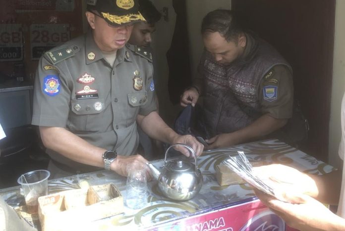 Operasi Penertiban: Satpol PP Bandung Sita Ribuan Butir Obat Ilegal dan Segel Dua Toko