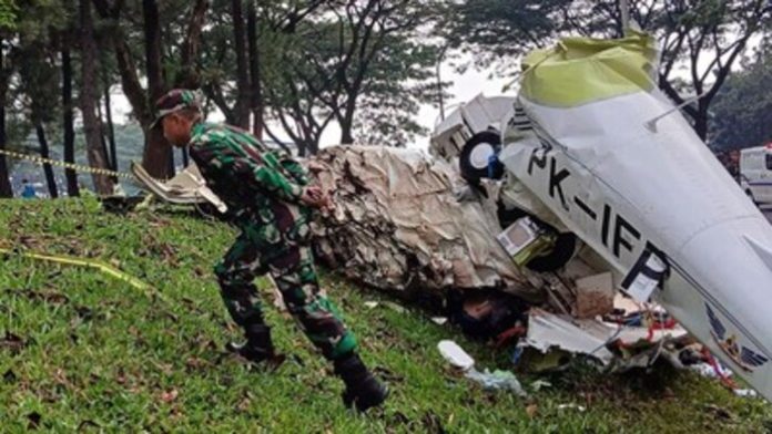 Prajurit TNI mengevakuasi pesawat jatuh di BSD Tangerang.