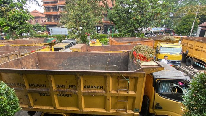 Ratusan sopir truk sampah di DLH Kota Bogor mogok kerja
