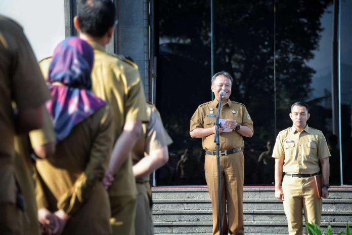 Sekda Jabar Herman Suryatman memimpin apel pagi di Gedung Sate Bandung