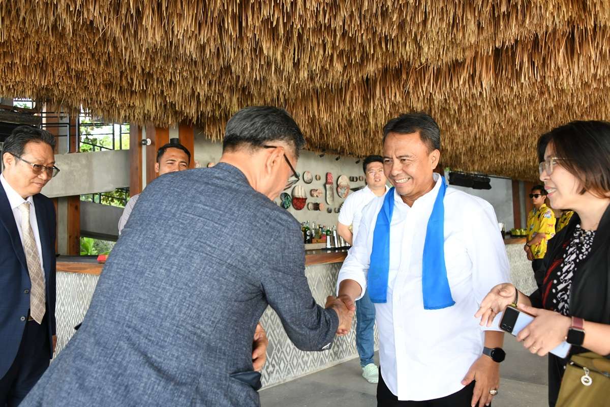 Sekda Jabar Herman Suryatman saat mengunjungi pertemuan Business to Government (B2G) Sunset Networking Sustainable Collaboration di kawasan Jimbaran Hub, Kabupaten Badung, Bali (Foto: Pemprov Jabar)