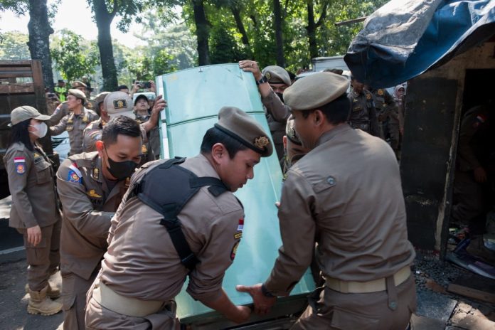 Satpol PP Kota Bandung Bongkar Bangunan di Zona Kuning