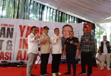 Bakal Calon Bupati Purwakarta, Yadi Rusmayadi (tengah) bersama para pimpinan partai politik di Purwakarta (Foto: Istimewa)