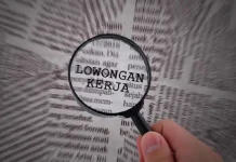 Ilustrasi mencari informasi lowongan kerja di Purwakarta