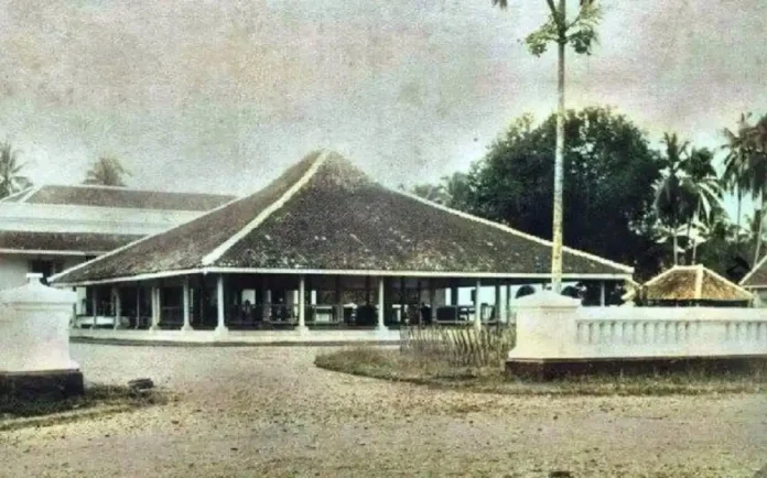 Pendopo dan kantor Bupati Purwakarta tahun 1910 (Foto Pinterest Bintoro Hoepoedio)