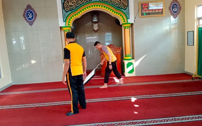 Polisi Bersihkan Masjid