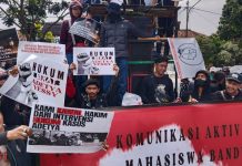 Aksi Aktivis Bandung Tolak Intervensi Sidang Penipuan dan Penggelapan Terdakwa Adetya